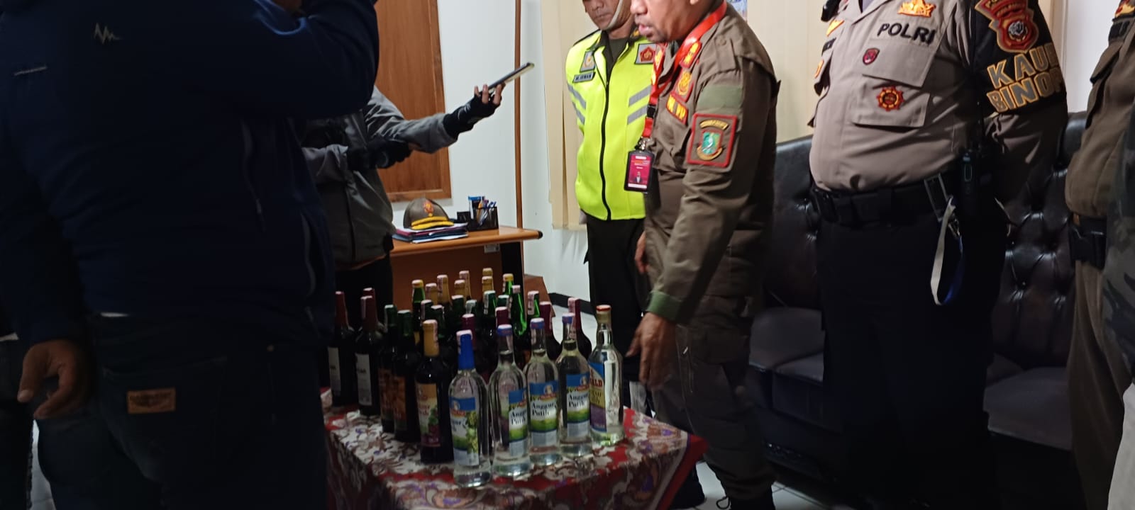 Pengumpulan Botol Miras Ilegal: Upaya Pemusnahan Barang Bukti